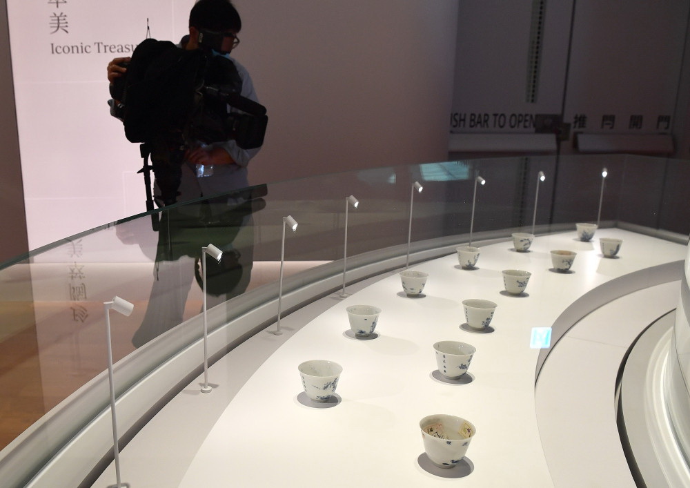 1月19日，記者在拍攝“青花十二月花卉紋詩句杯”。