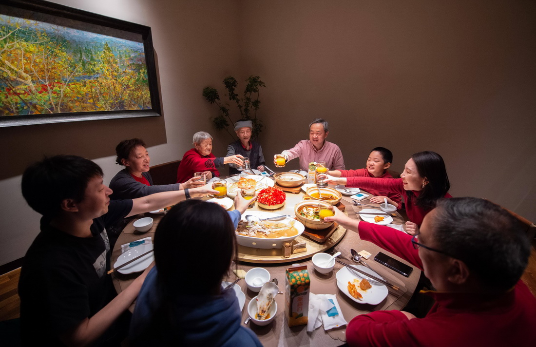 1月21日，北京市民燕女士一家在北京朝阳大悦城商场内的一家餐厅里吃年夜饭。新华社记者 陈钟昊 摄