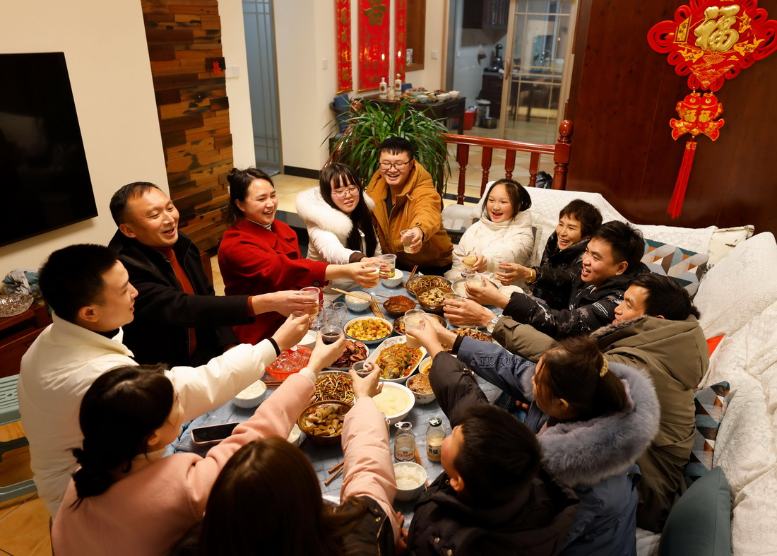 1月21日，貴州省遵義市正安縣一戶居民在家裡吃年夜飯。新華社發（趙永章 攝）