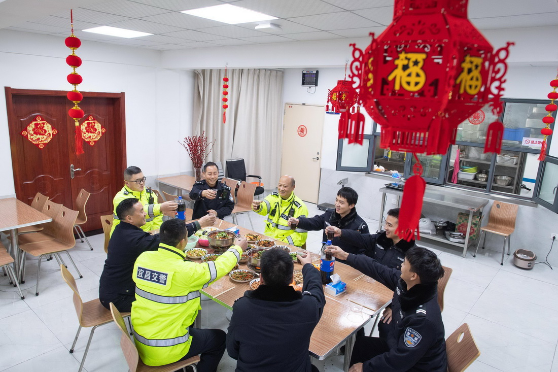 1月21日，值班民警、輔警在湖北省宜昌市東山派出所食堂吃年夜飯。新華社記者 肖藝九 攝