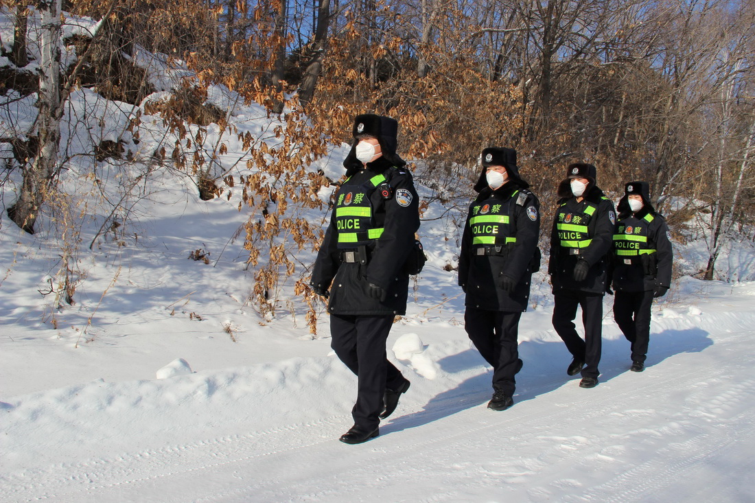 1月22日，鸡西边境管理支队虎头边境派出所的移民管理警察在边境巡逻。
