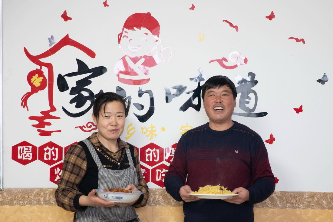 1月12日，在黑龍江省漠河市北紅村農家樂，任金紅（右）和妻子准備給游客上菜。新華社記者 張濤 攝