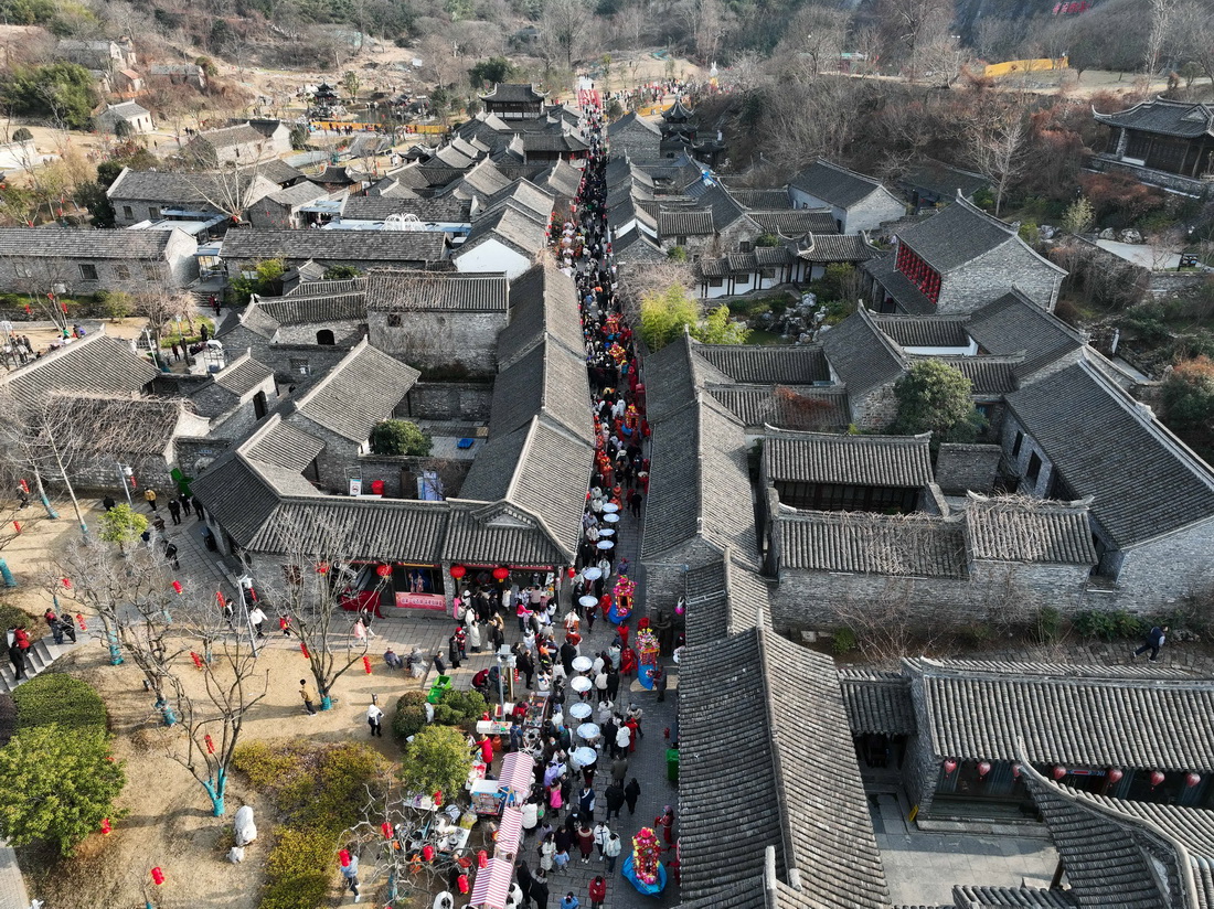 1月23日，市民和游客在盱眙第一山历史文化街区游玩（无人机照片）。