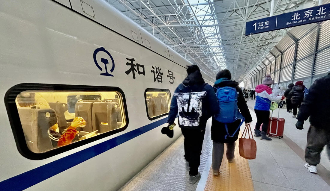 1月24日，市民從北京北站乘坐“滑雪專列”去崇禮滑雪場滑雪休閑。