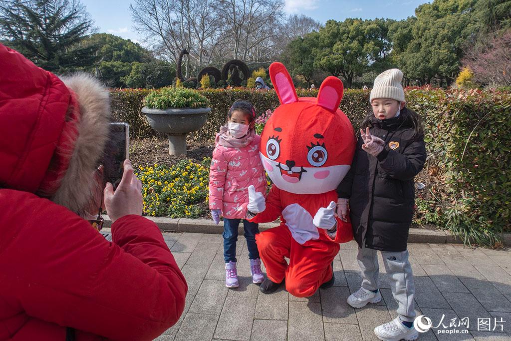 1月24日，上海動物園，游客與“萌兔”合影。近日，2023上海動物園兔年生肖文化系列活動開幕，精彩紛呈的活動吸引不少游客前來。人民網記者 王初攝