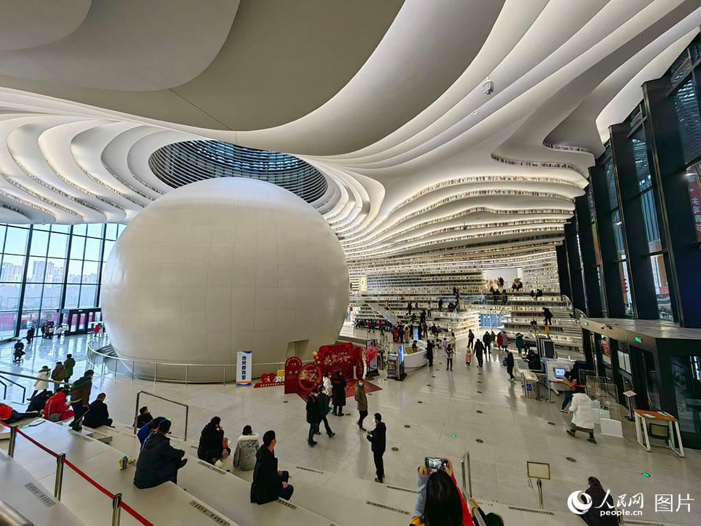 1月24日，天津市民打卡濱海圖書館。人民網 崔新耀攝