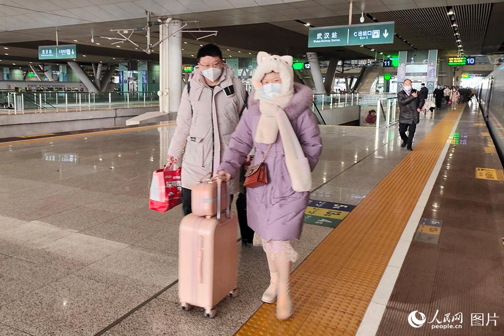1月23日，武漢火車站，旅客出行。人民網 張沛攝