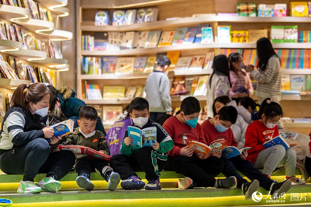 1月24日，在北京王府井書店，許多市民帶著孩子前來購書、閱讀，在書海中度過新春佳節，享受悠然安靜的“文化新年”。人民網記者 翁奇羽攝