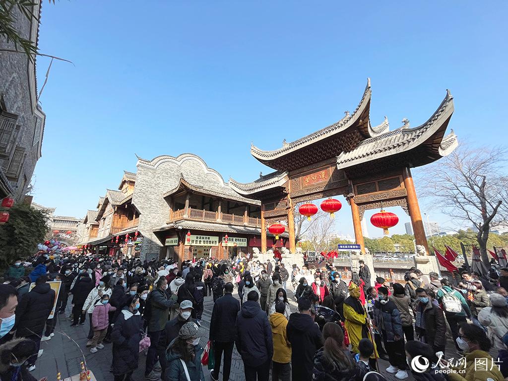 1月25日，武漢市漢口裡老街廟會吸引大量游客。人民網 張雋攝
