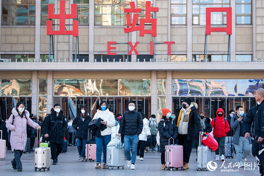 1月27日，旅客從北京站出站。人民網記者 翁奇羽攝