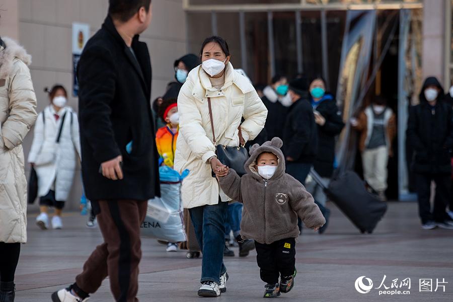 1月27日，旅客從北京站出站。人民網記者 翁奇羽攝