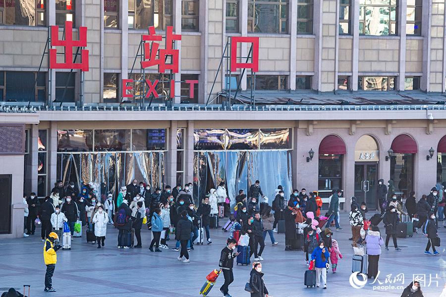 1月27日，旅客從北京站出站。人民網記者 翁奇羽攝