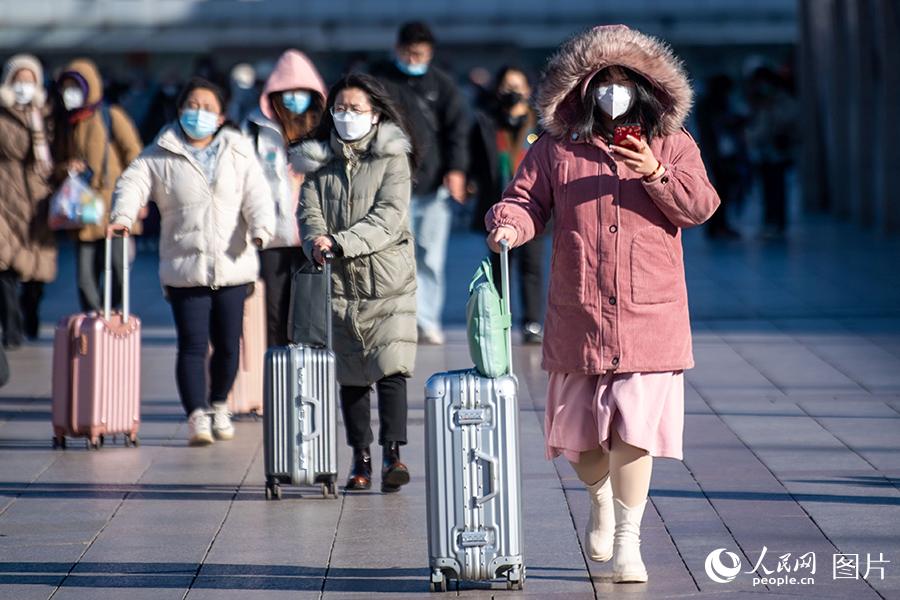 1月27日，旅客從北京站出站。人民網記者 翁奇羽攝