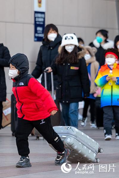 1月27日，旅客從北京站出站。人民網記者 翁奇羽攝