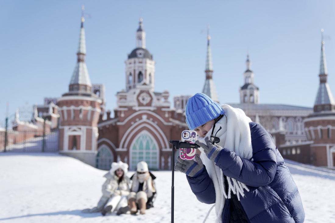 1月26日，游客在哈尔滨伏尔加庄园游玩拍照。