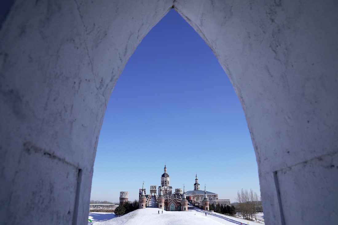 1月26日，游客在哈尔滨伏尔加庄园游玩。
