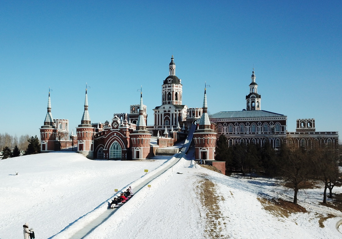 1月26日，游客在哈尔滨伏尔加庄园玩雪圈（无人机照片）。