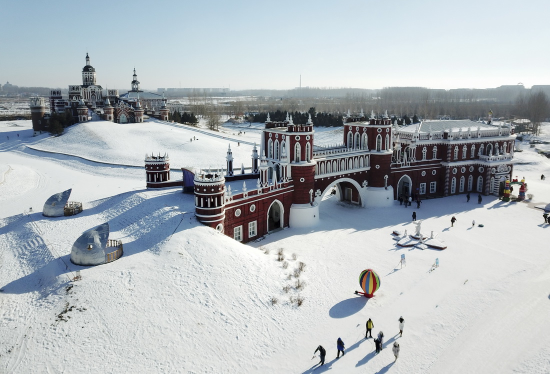 1月26日，游客在哈爾濱伏爾加庄園游玩（無人機照片）。