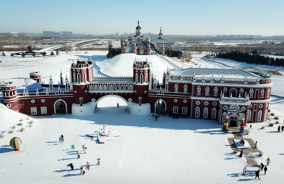 1月26日，游客在哈尔滨伏尔加庄园体验冰雪娱乐项目（无人机照片）。