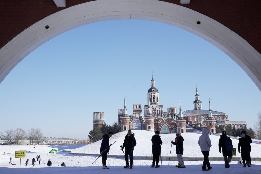 1月26日，游客在哈尔滨伏尔加庄园体验滑雪。