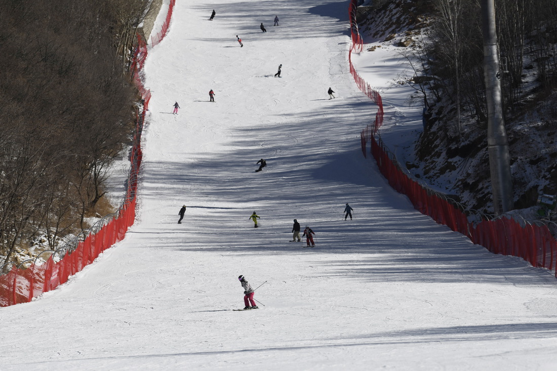 1月27日，滑雪愛好者在河北省灤平縣一處滑雪場滑雪。新華社發（王立群 攝）