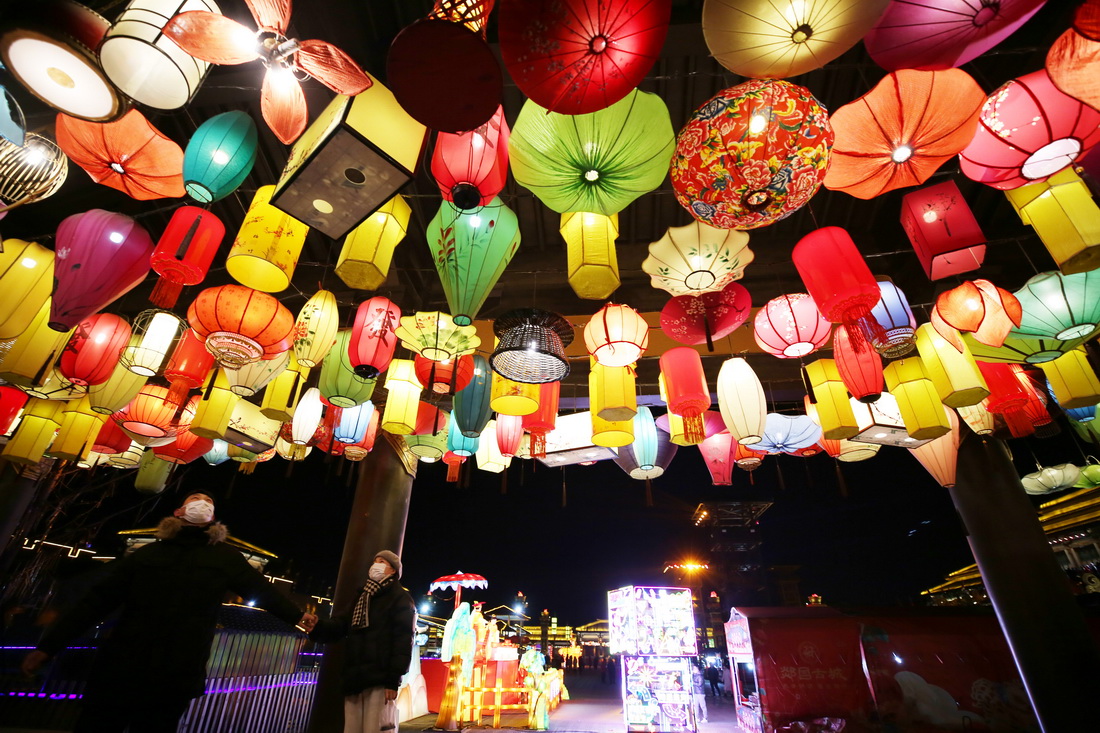1月27日晚，游客在山東省郯城縣郯國古城景區觀看花燈。新華社發（張春雷 攝）