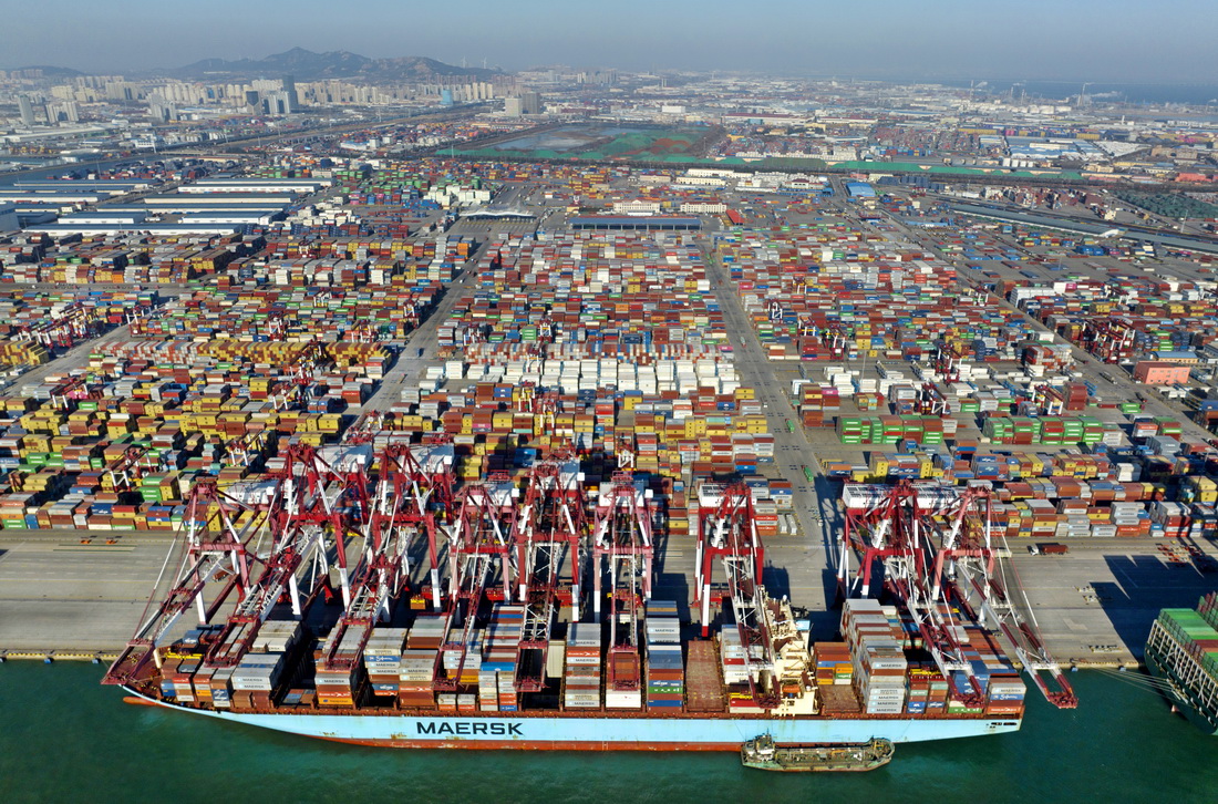 1月27日，一艘集裝箱貨輪在青島港前灣集裝箱碼頭裝卸貨物（無人機照片）。
