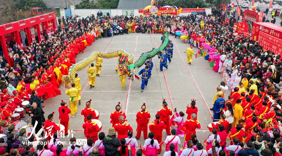 2023年1月28日，在四川省瀘州市江陽區鄰玉街道文化廣場上，民間藝人在表演舞龍。