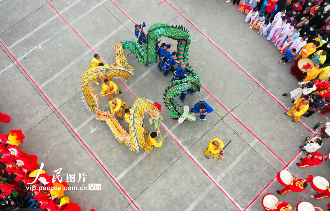 2023年1月28日，在四川省泸州市江阳区邻玉街道文化广场上，民间艺人在表演舞龙。