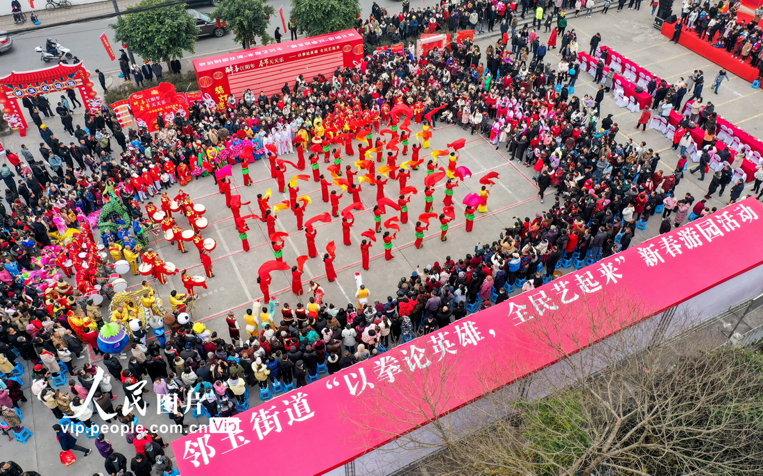 2023年1月28日，市民和游人在四川省泸州市江阳区邻玉街道文化广场观看民俗演出。