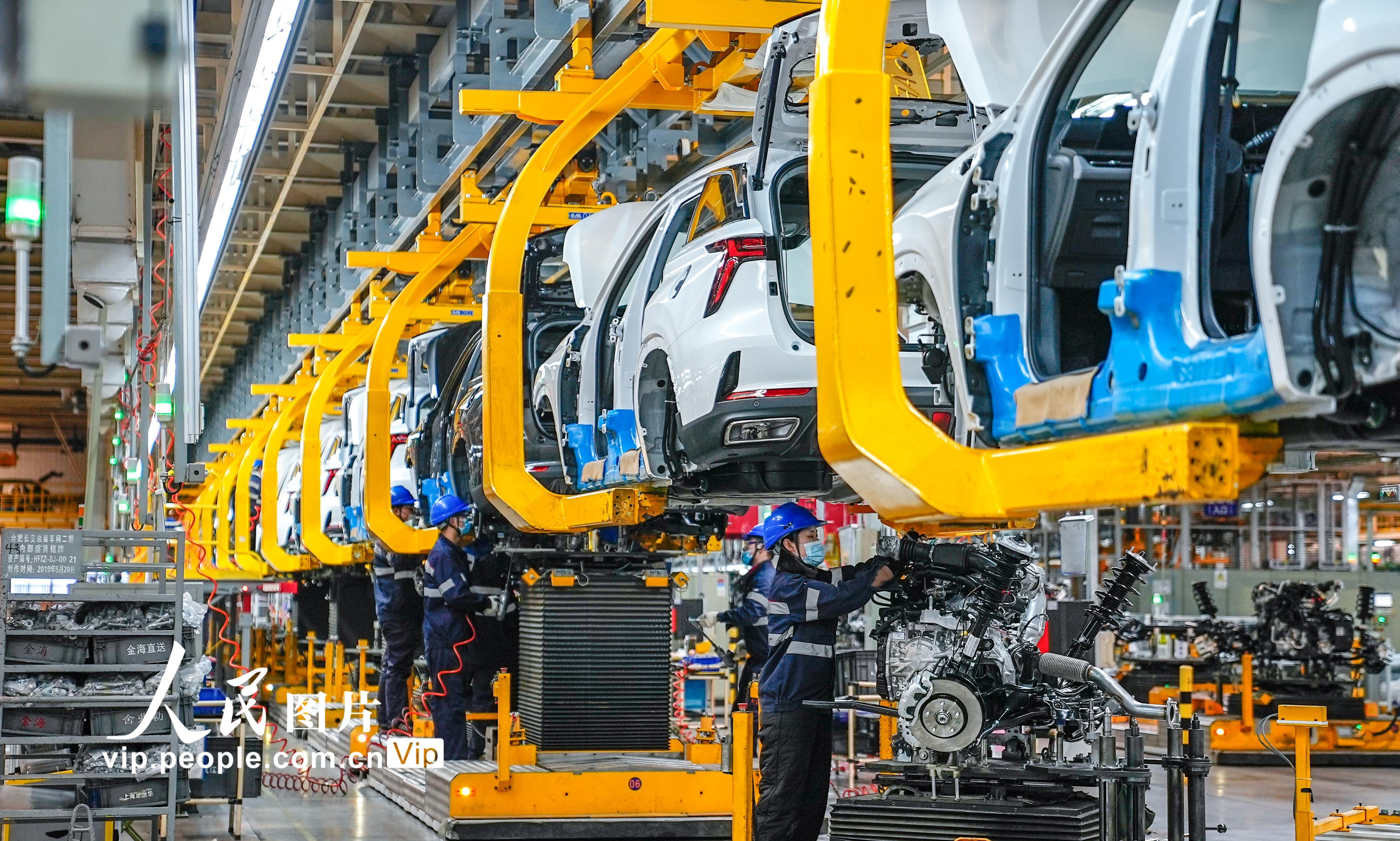 2023年1月29日，在合肥市蜀山区的一家汽车生产企业的总装车间里，流水线上的技术工人正熟练地装配汽车零件。