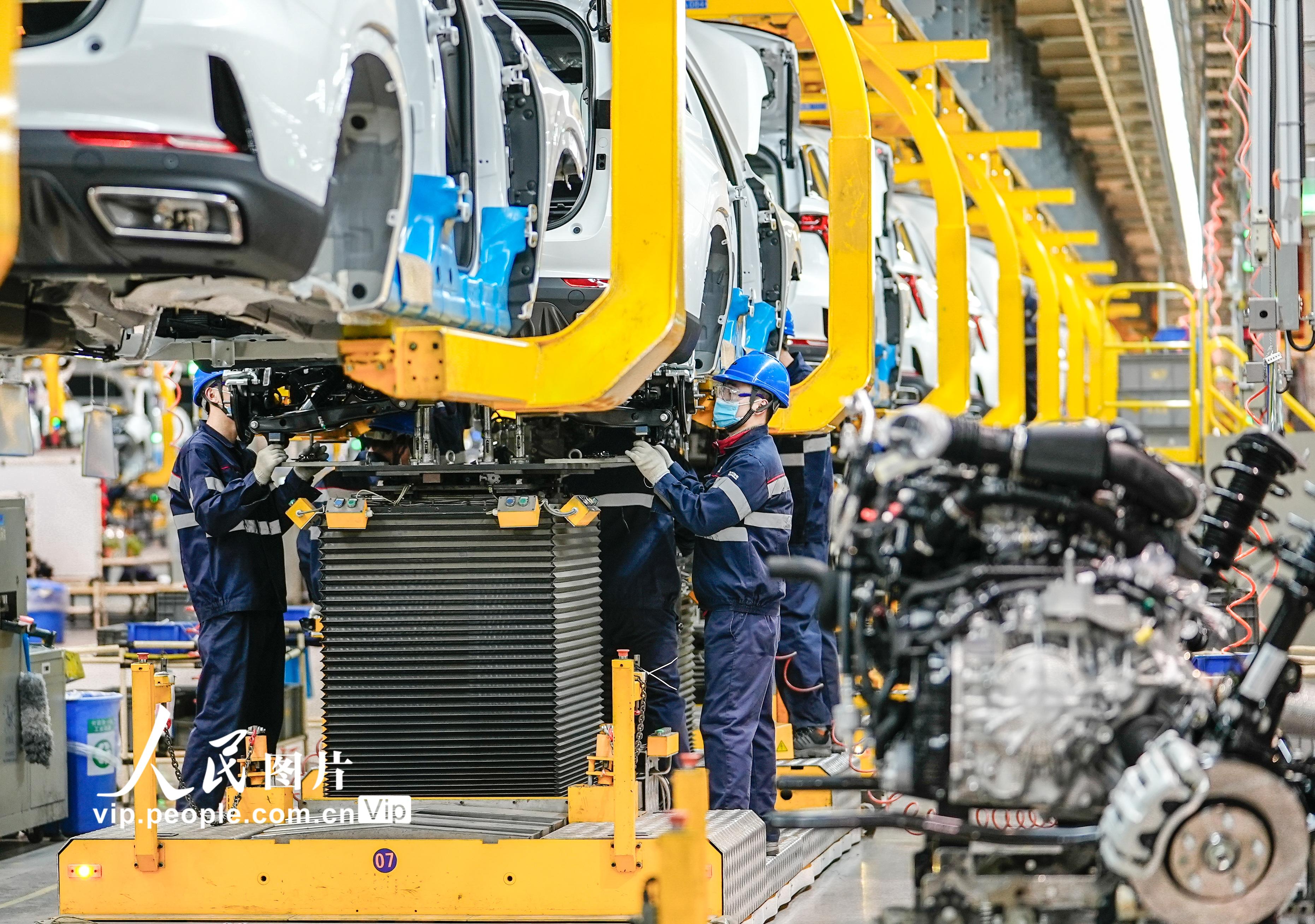 2023年1月29日，在合肥市蜀山區的一家汽車生產企業的總裝車間裡，流水線上的技術工人正熟練地裝配汽車零件。