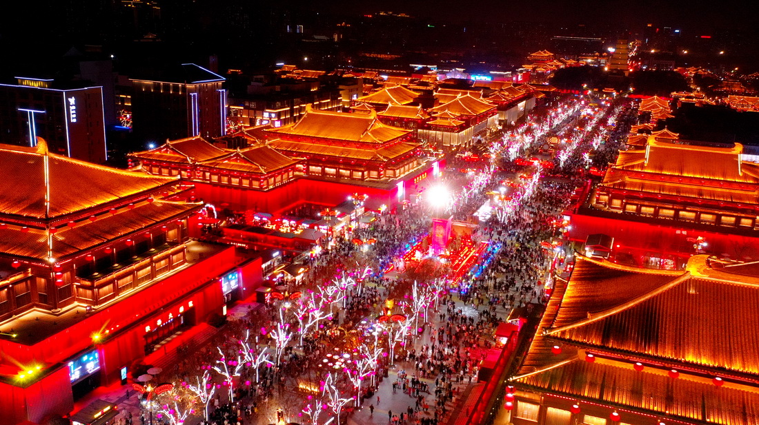 這是1月28日拍攝的西安大唐不夜城步行街區（無人機照片）。