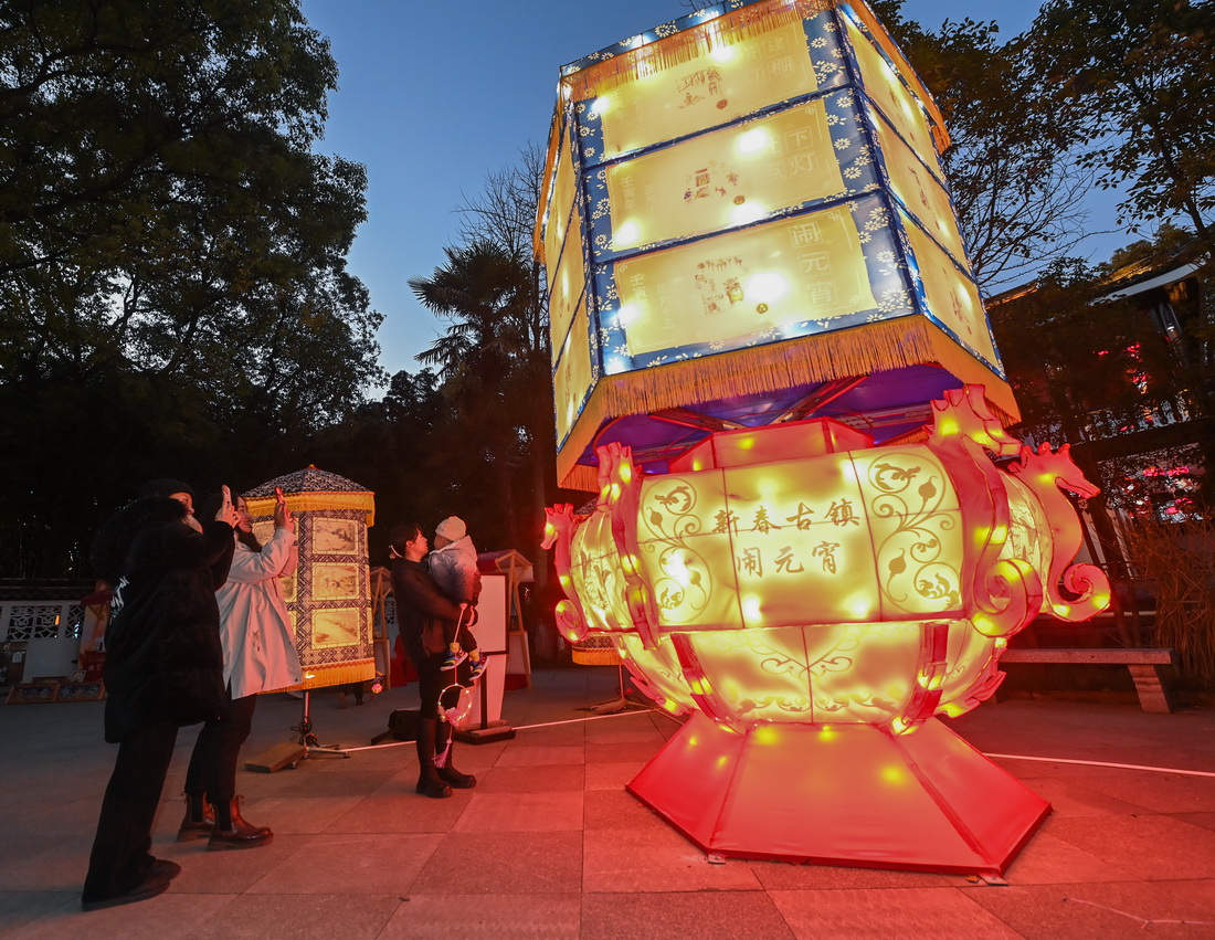 1月29日，在嘉興市秀洲區新塍古鎮小蓬萊公園內，人們在觀賞“鰲山燈會”的彩燈。