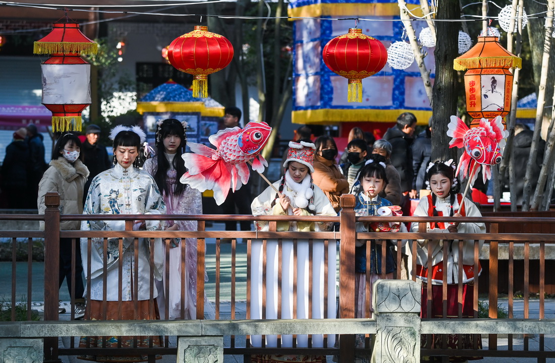 1月29日，在嘉興市秀洲區新塍古鎮小蓬萊公園內，身著傳統服飾的游客在“鰲山燈會”現場觀賞花燈。