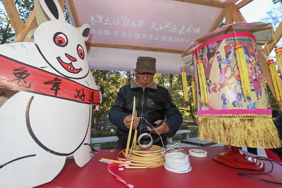 1月29日，在嘉興市秀洲區新塍古鎮小蓬萊公園內，傳統藝人在“鰲山燈會”現場展示紙扎燈技藝。