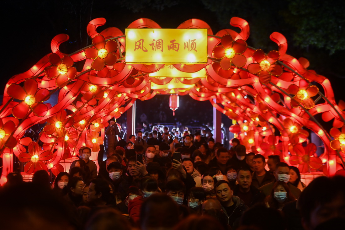 1月29日，在嘉兴市秀洲区新塍古镇小蓬莱公园内，人们前来观赏“鳌山灯会”的彩灯。