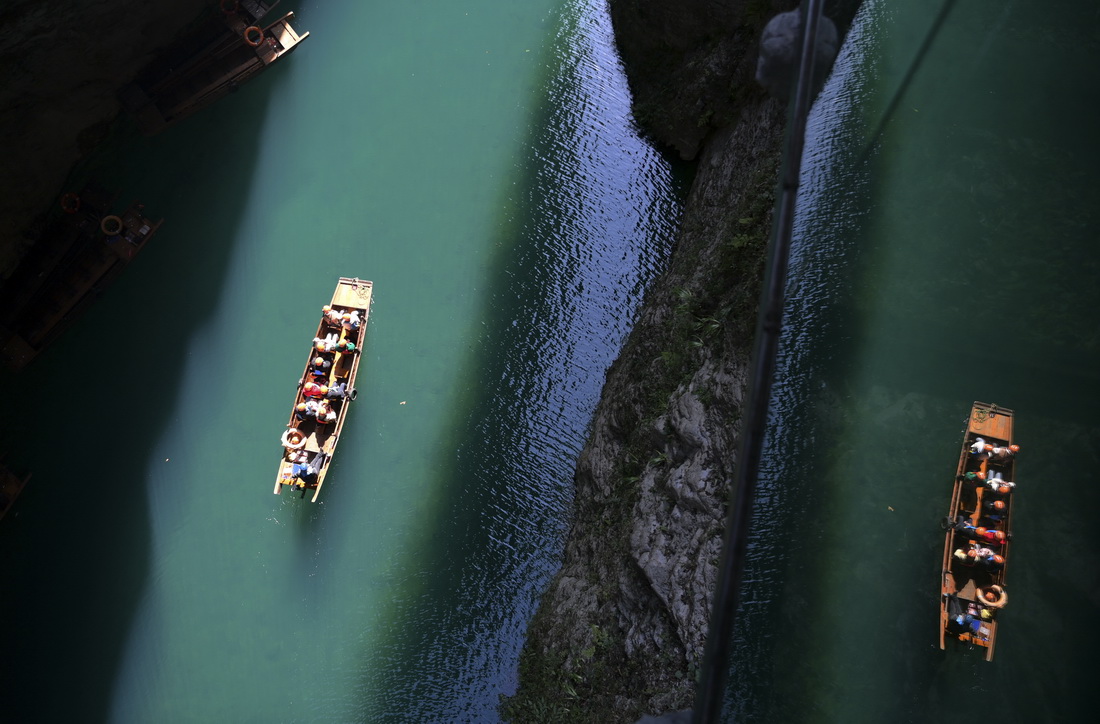 1月28日，游人在鶴峰縣屏山旅游景區乘船游玩。