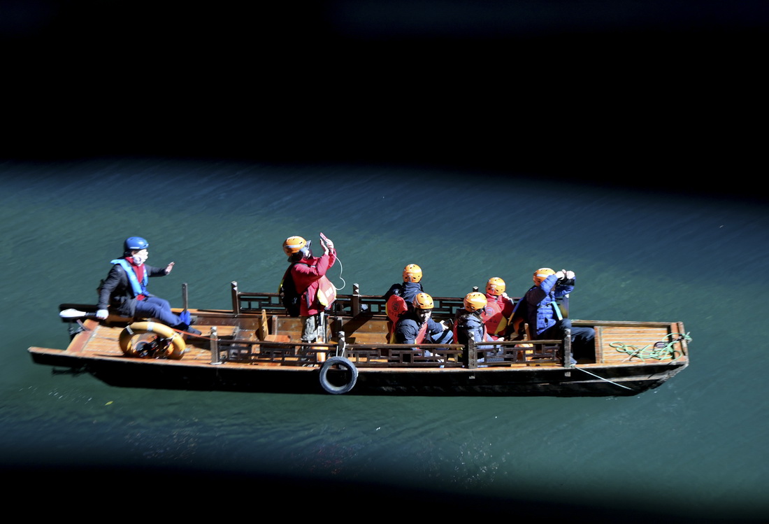 1月28日，游人在鶴峰縣屏山旅游景區乘船游玩。