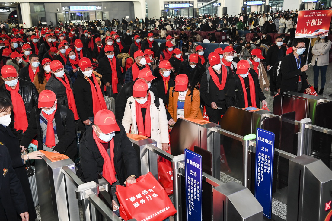 1月30日，在重慶西站，乘坐2023年重慶首趟務工定制專列的旅客自助檢票，前往站台乘車。