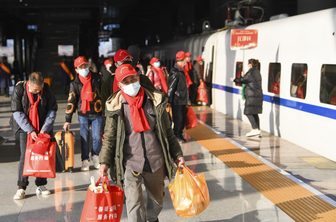 1月30日，在重慶西站，乘坐2023年重慶首趟務工定制專列的旅客來到站台准備登車。