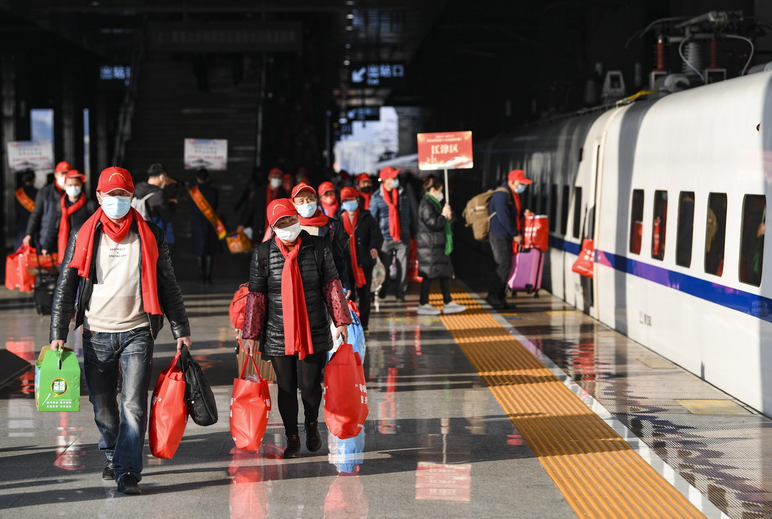 1月30日，在重慶西站，乘坐2023年重慶首趟務工定制專列的旅客來到站台准備登車。