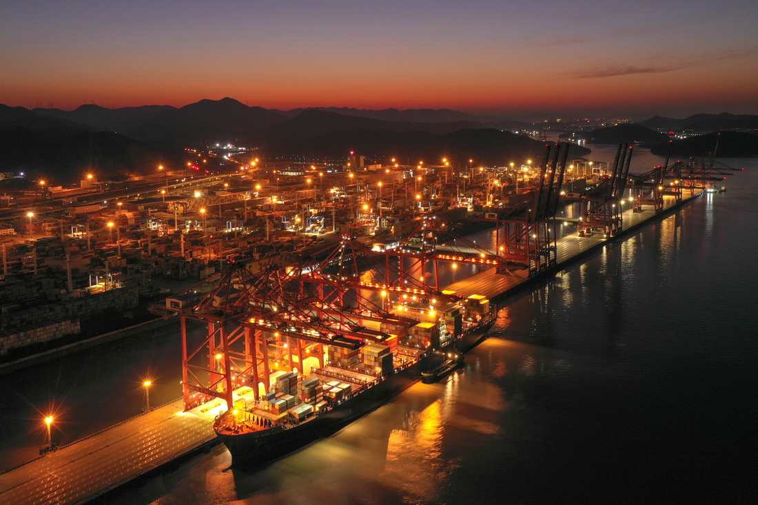 夜幕下，一艘貨輪停靠在寧波舟山港穿山港區集裝箱碼頭（1月31日攝，無人機照片）。新華社記者 黃宗治 攝