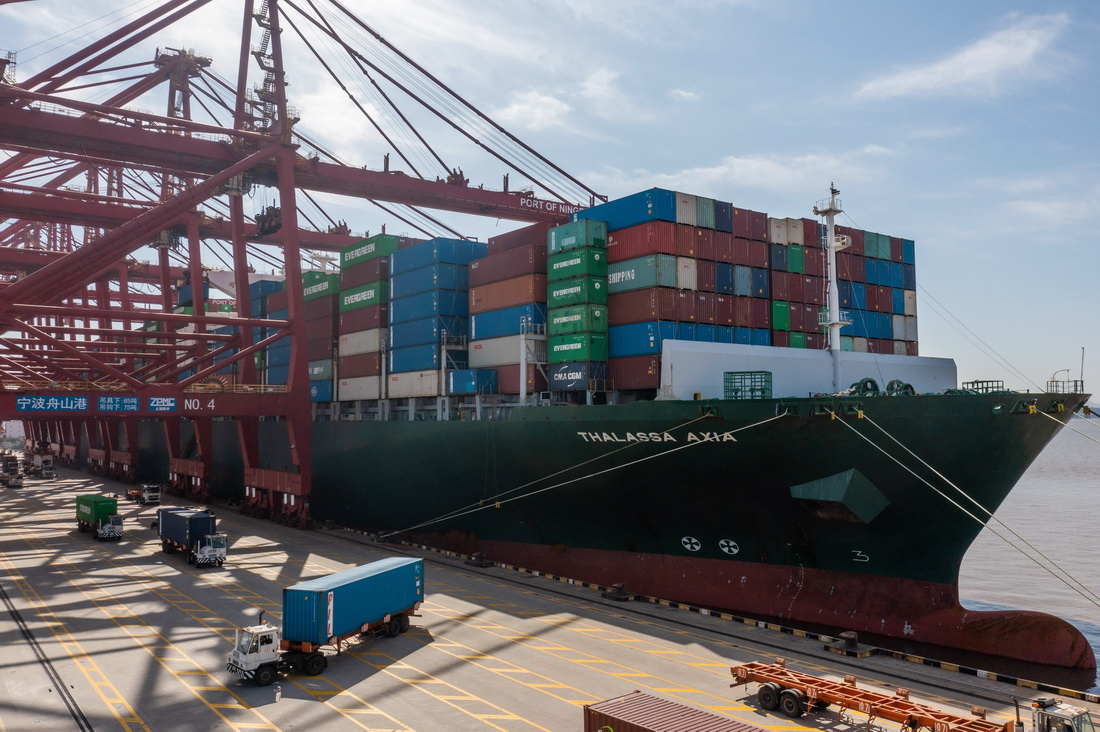 在寧波舟山港金塘港區大浦口集裝箱碼頭，一艘貨輪正在碼頭卸貨（1月31日攝，無人機照片）。新華社記者 徐昱 攝