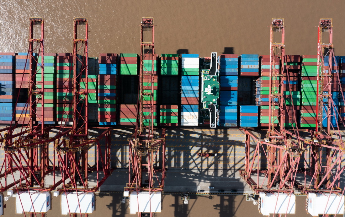 在寧波舟山港金塘港區大浦口集裝箱碼頭，一艘貨輪正在碼頭卸貨（1月31日無人機拍攝）。新華社記者 徐昱 攝