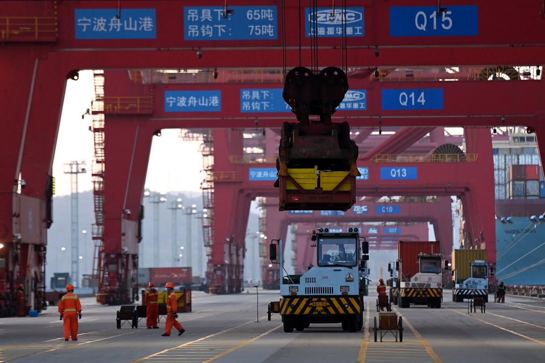 1月31日，卡車在寧波舟山港穿山港區集裝箱碼頭裝卸。新華社記者 黃宗治 攝