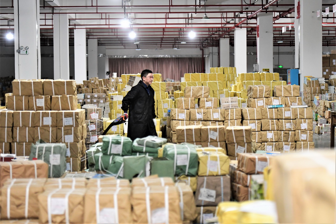1月31日，在湖南省郴州市萬信達工業園新華書店倉儲中心，工作人員在搬運教材。新華社發（曹高林攝）