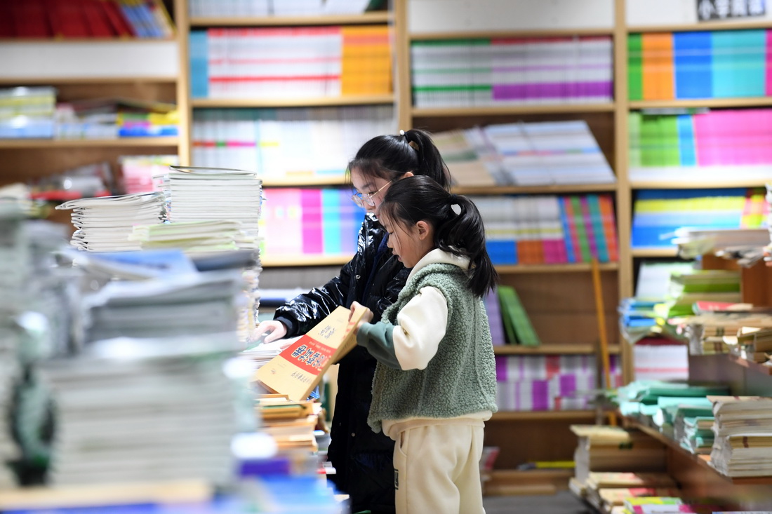 2月1日，學生在貴州省仁懷市一家書店選購教輔圖書。新華社發（陳勇攝）