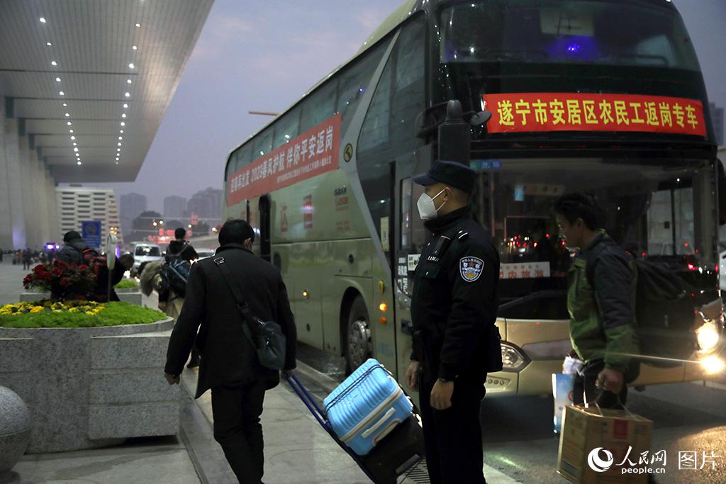 2月1日，民警在成都東站進站口值守，維持務工人員轉運秩序。