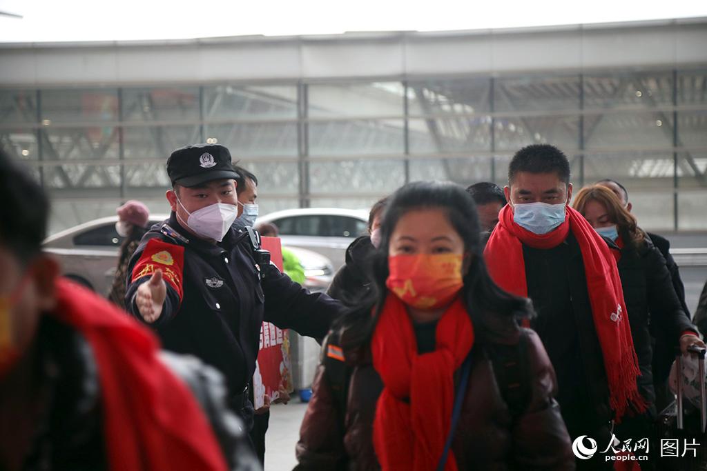 2月1日，民警在成都東站進站口值守，維持務工人員進站秩序。